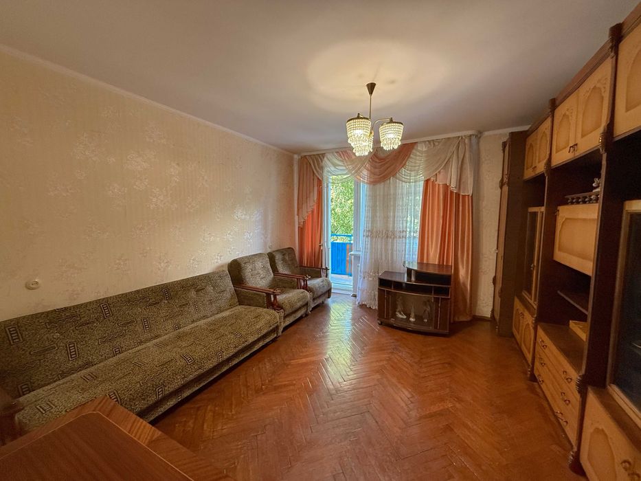 Продам 3-кімнатну квартиру в цегляному будинку.  вул.Міцкевича, 5