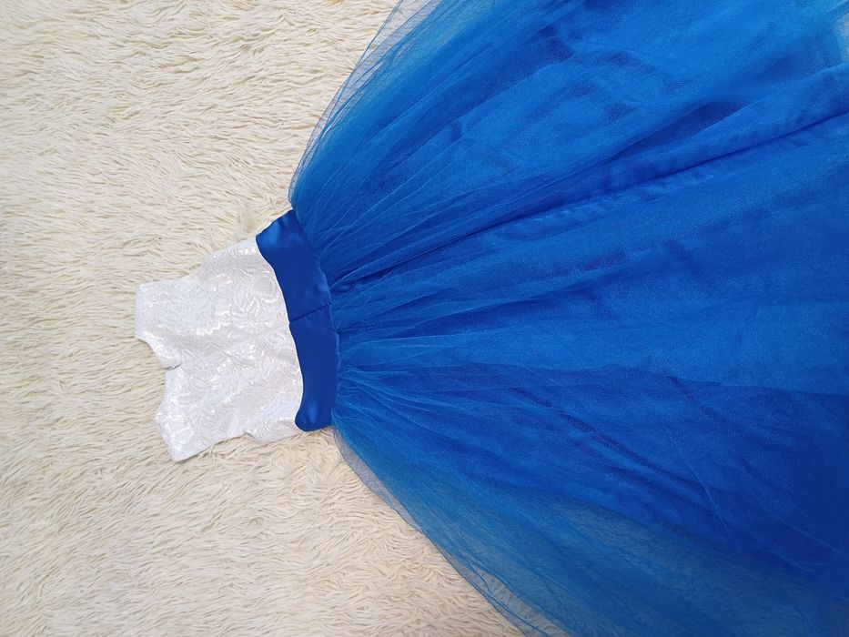 Красива синьо-біла сукня