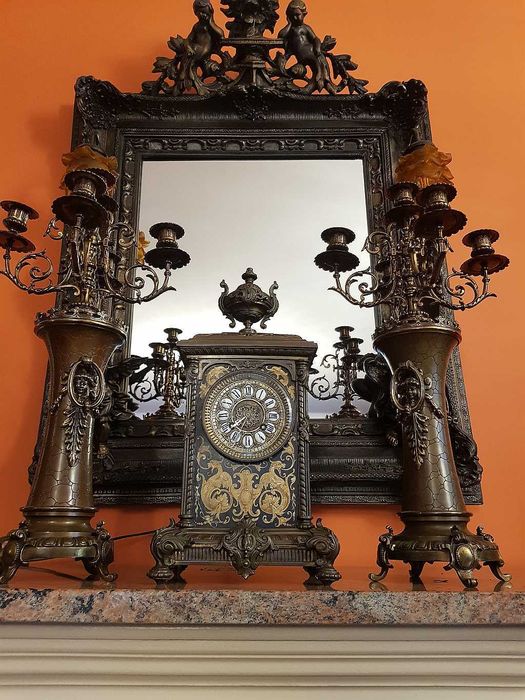 Francuski zegar kominkowy, stojący z kandelabrami - brąz.