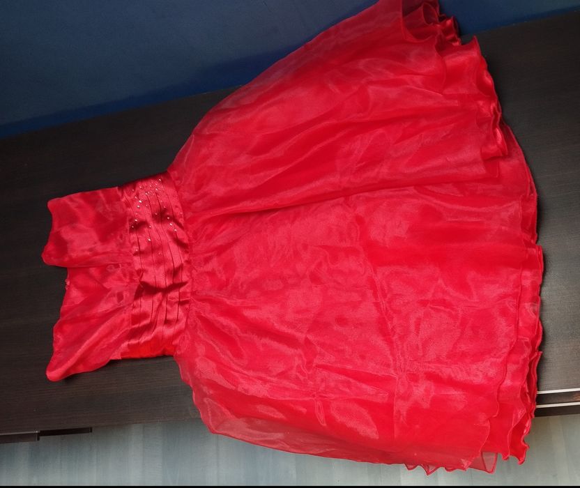 Cudna sukienka czerwona bez ramion. Pod biustem 38cm, Pas - 34cm,Długo