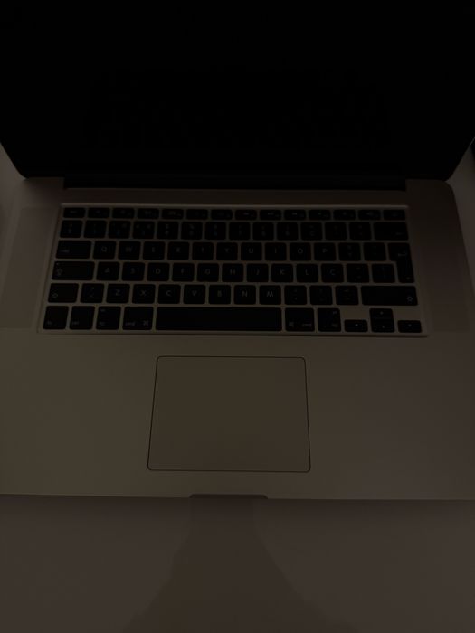 MacBook 15 polegadas + capa + carregador