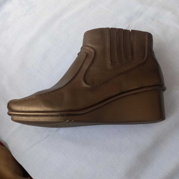 Damskie botki CLARKS w rozmiarze 39 (6).