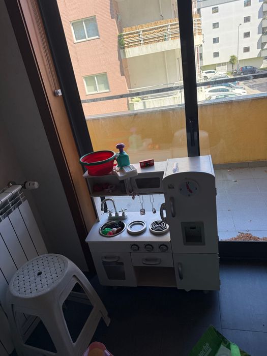 Cozinha de brincar e carrinho de gelados