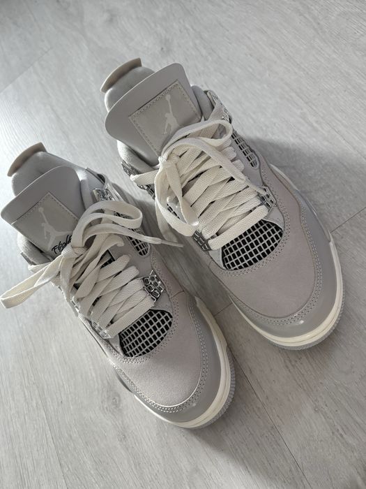 Jordan 4 frozen moment
