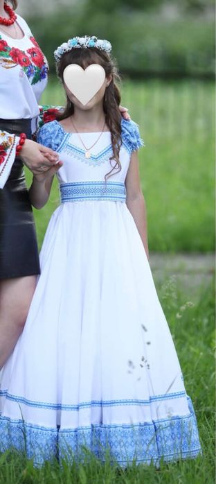 Довга вишита сукня