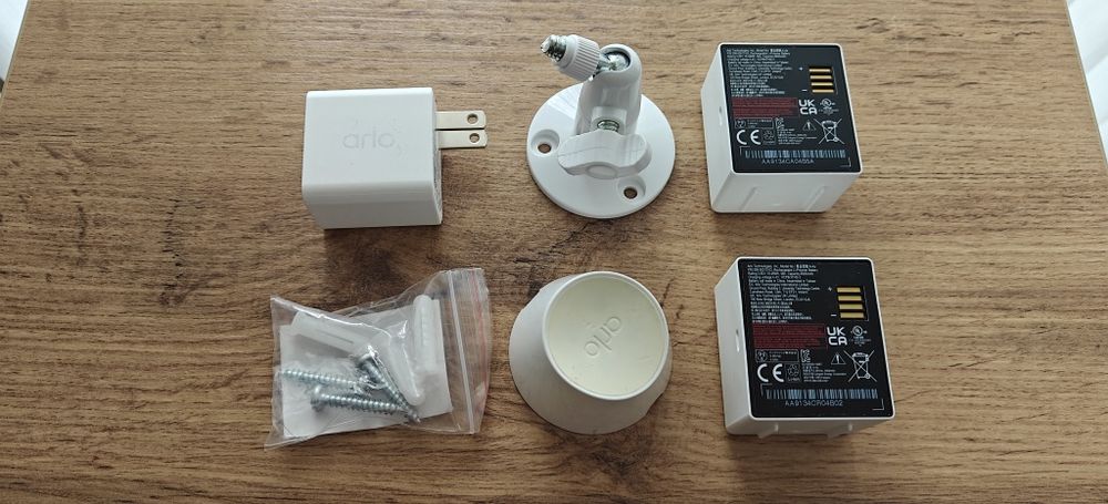 Безпровідні камери відеоспостереження Arlo Pro 4