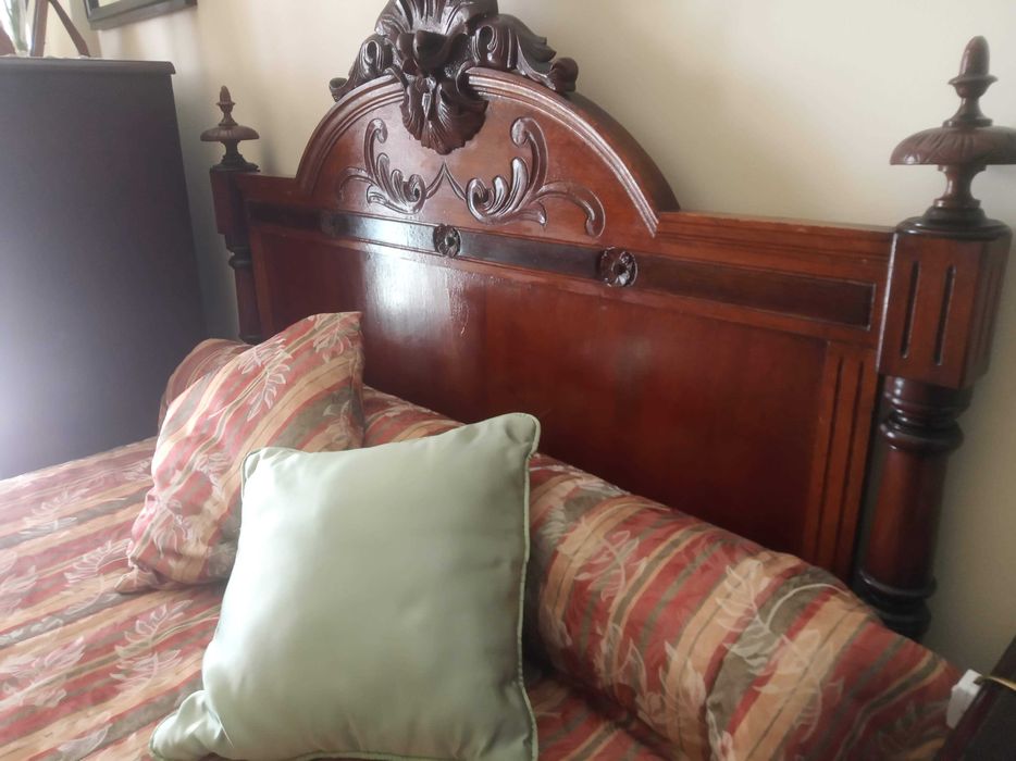 Cama Antiga em Bom Estado - Madeira Maciça Trabalhada; Inclui colchão