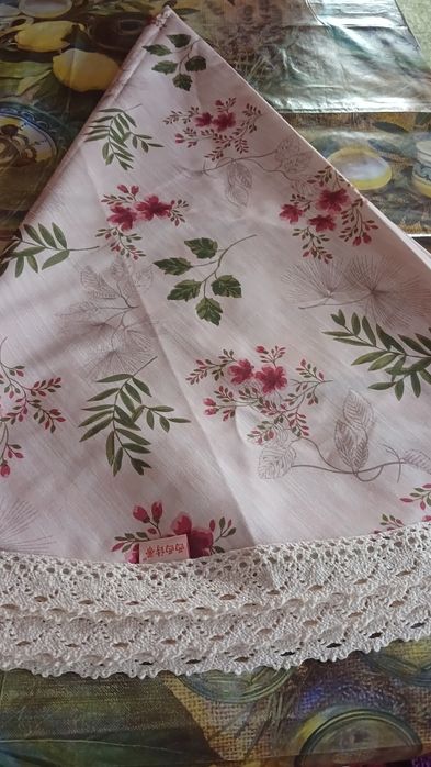 Продам  цветную скатерть.