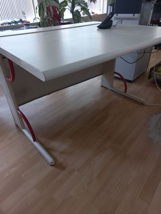 Mesa de escritório com local para fios e tomadas