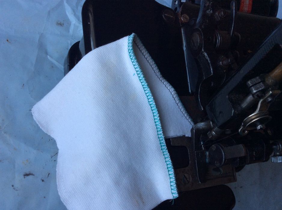 Оверлок економного зшивного шва, на 3~4 нитки. Юстований майстром.