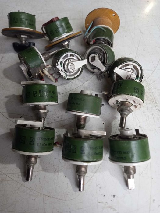 Переменные резисторы ППБ-15Г 3.3кОм.   10кОм.