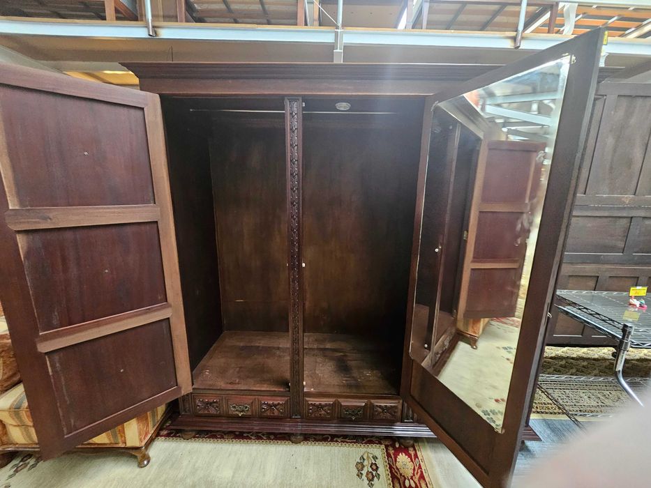 Roupeiro de três portas - óptimo estado geral
