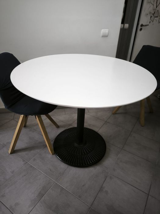 Venda de uma Mesa redonda com cadeiras