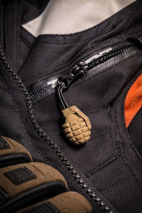 Брелок - пуллер на змейки