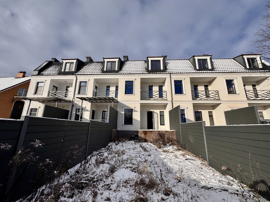 Таунхаус з закритою територією