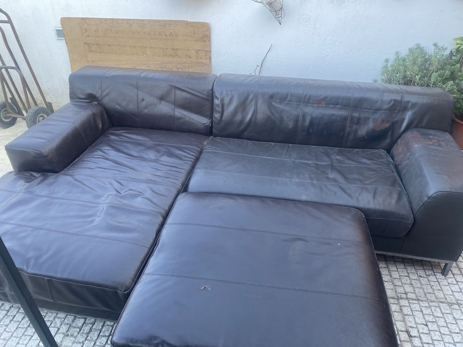 Sofa em pele e mesa de centro usada