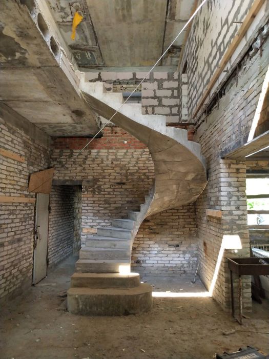 Капітальний будинок 270 м² із панорамним світлом та столітніми дубами