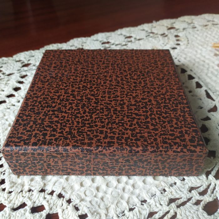 Коробочка для ложечек. 12 секцій. Добрий стан.  15*15 см.