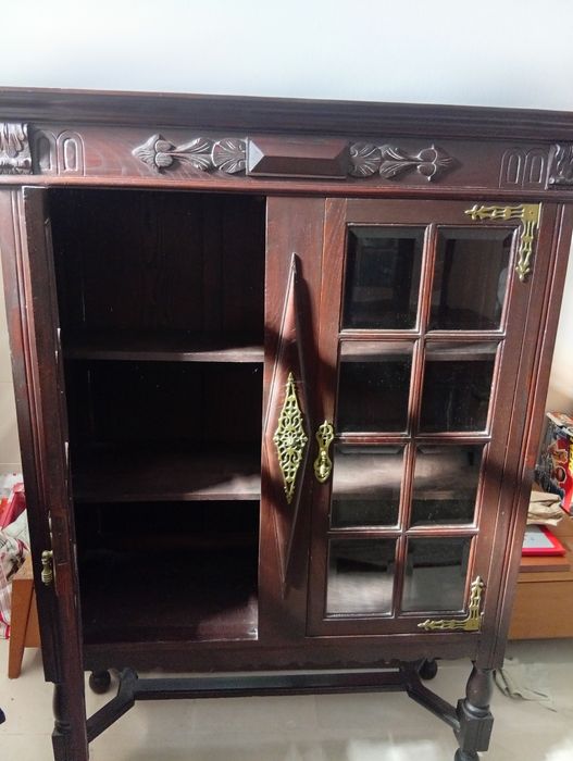 Louceiro antigo com portas em vidro