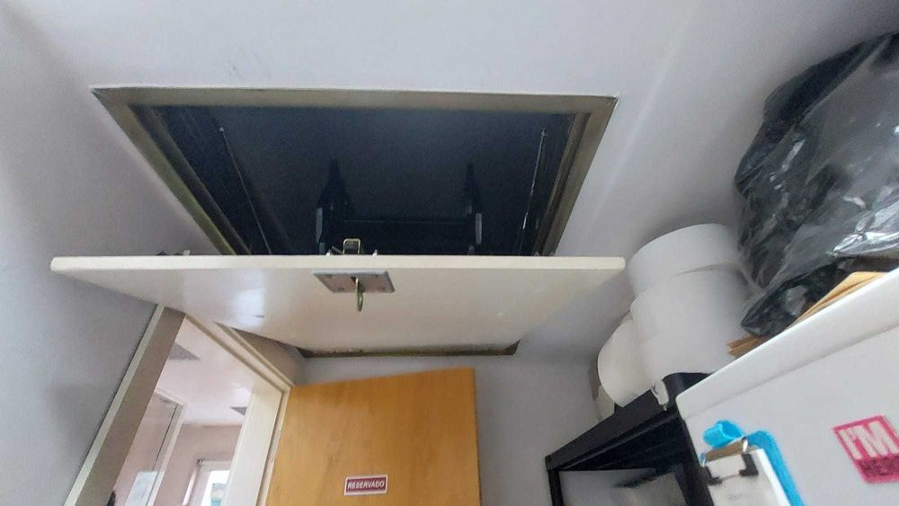 Escada articulada para sótão