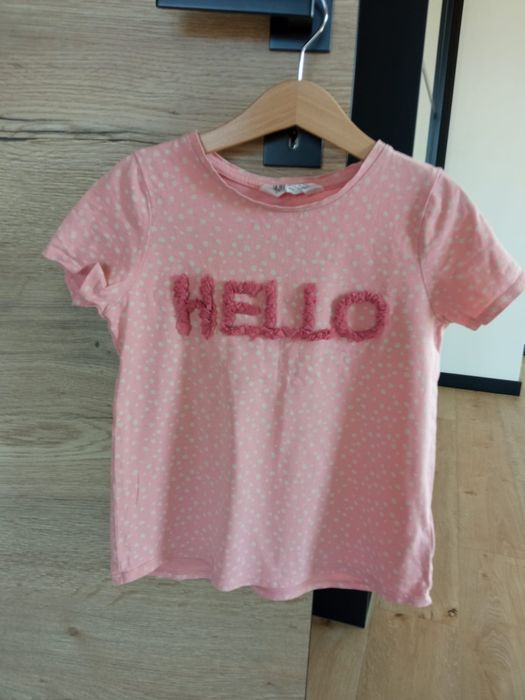 Jasnoróżowa koszulka H&M z napisem 122/128