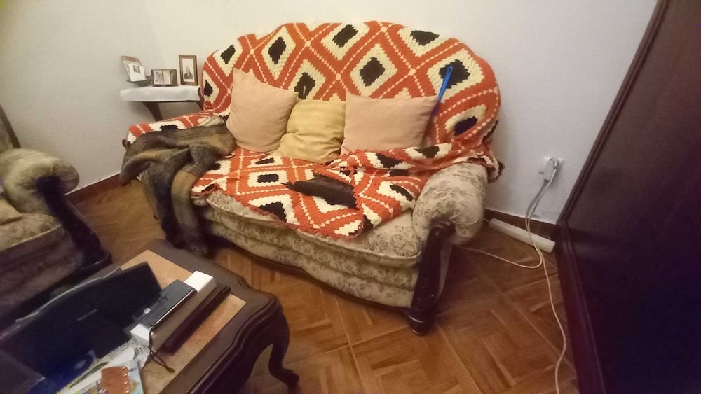 Sofá Mogno e tecido, design clássico, em bom estado!