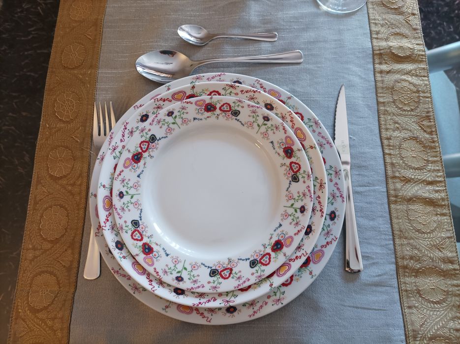 Lindo Serviço de jantar 19 peças em porcelana 
"Lenços namorados"