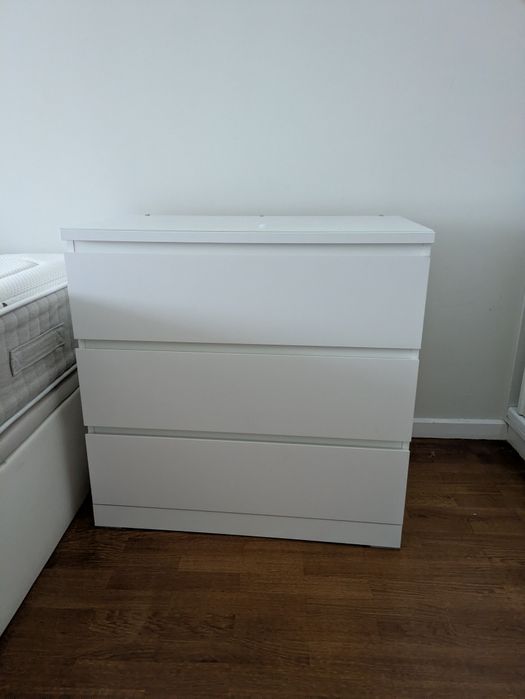 Cómoda Malm 3 gavetas com tampo de vidro