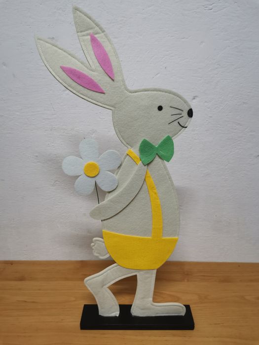 Ozdoba wielkanocna zająć filcowy 69cm XXL drewniana podstawka