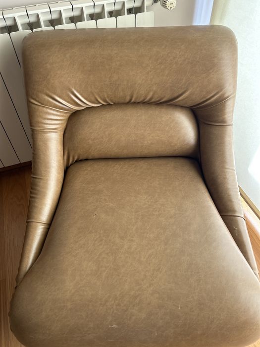 Sofa em pele sintetica de excelente qualidade com alguns sinais minimos de uso