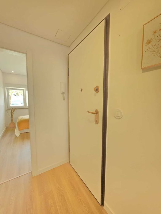 Magnífico apartamento T2 com 170m2 de área total, com jardim, totalmente renovado, em Almada