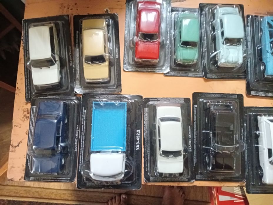 Продам колекцію машинок автолегенди 1 43