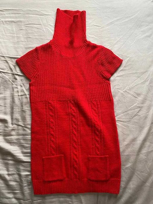 Czerwona swetrowa sukienka z golfem na krótki rękaw