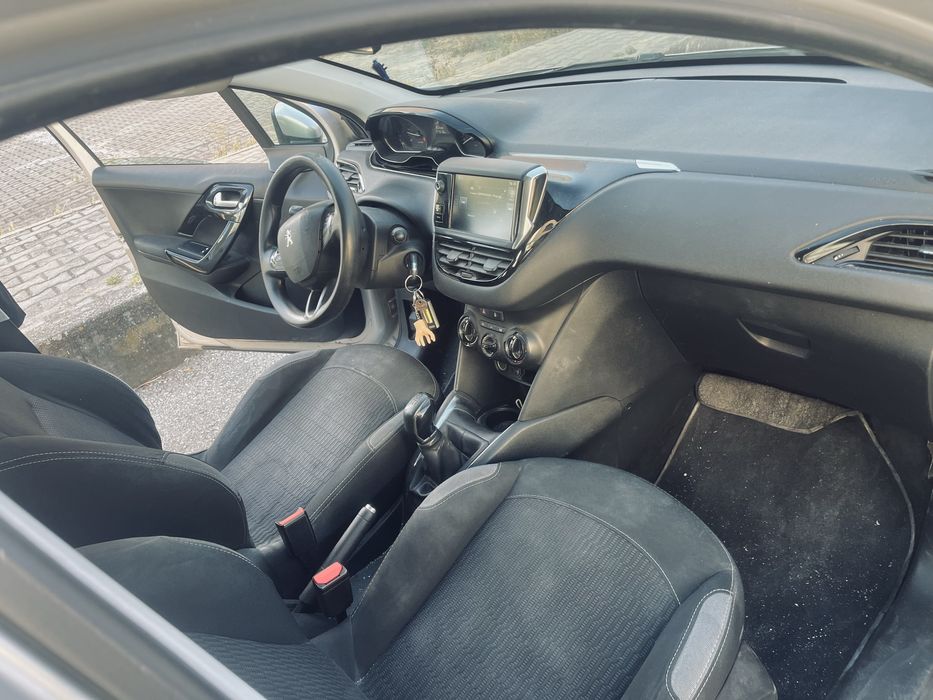 CarroPeugeot208cinzento