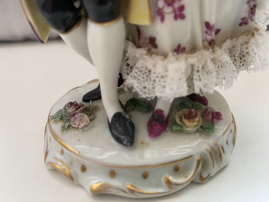 Антикварная фарфоровая статуэтка с кружевом

Германия, конец XIX века