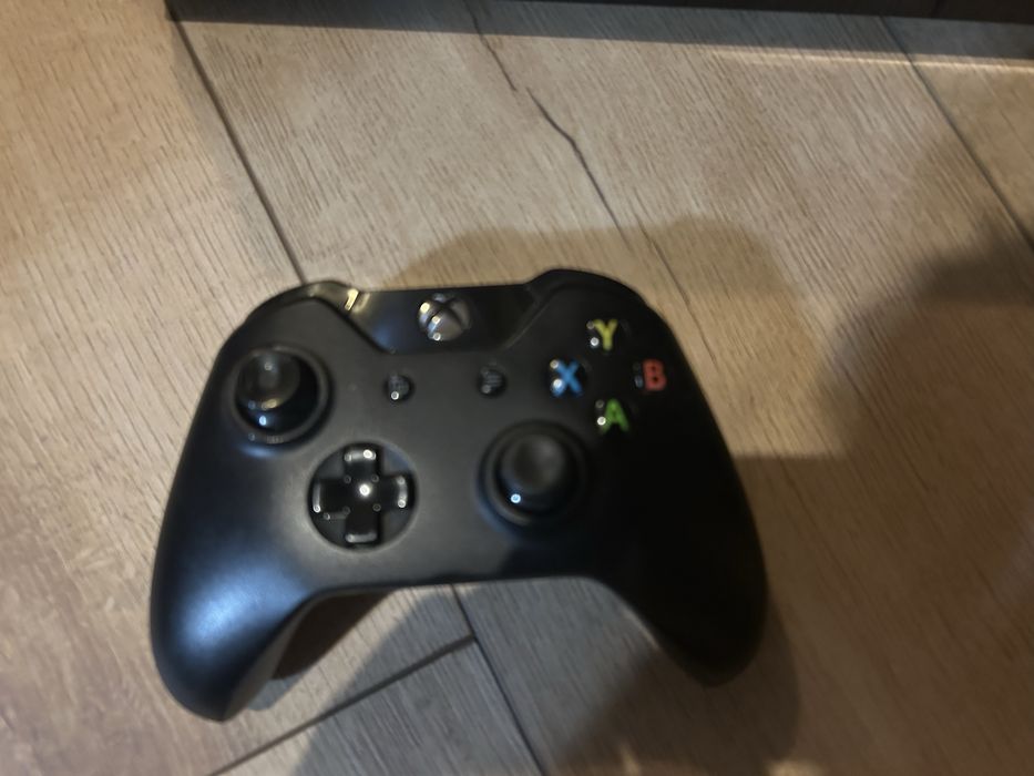 Xbox One + zasilacz + pad