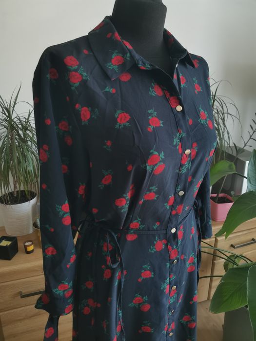 Granatowa midi sukienka w kwiaty River Island