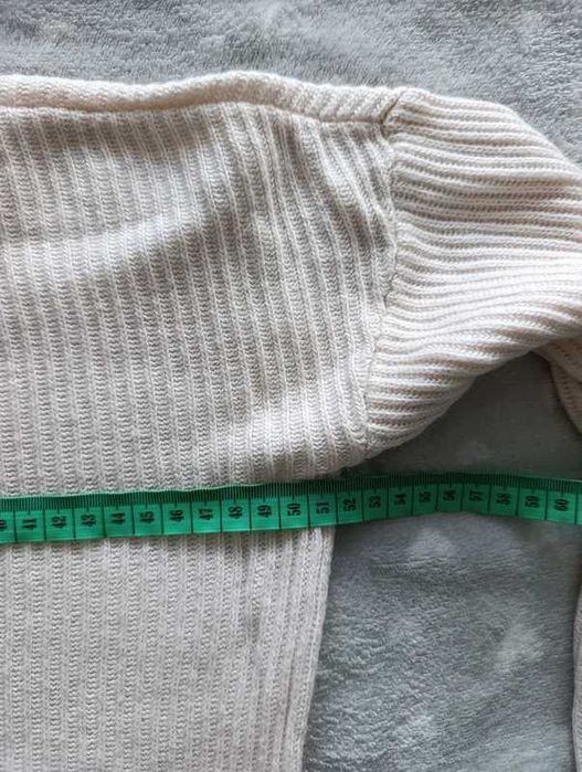 Cienki beżowy sweterek z wykładanym golfem classic s