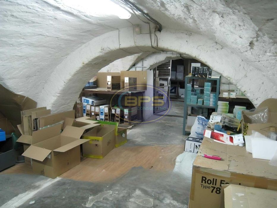 Продаж фасадного приміщення із стабільним орендатором