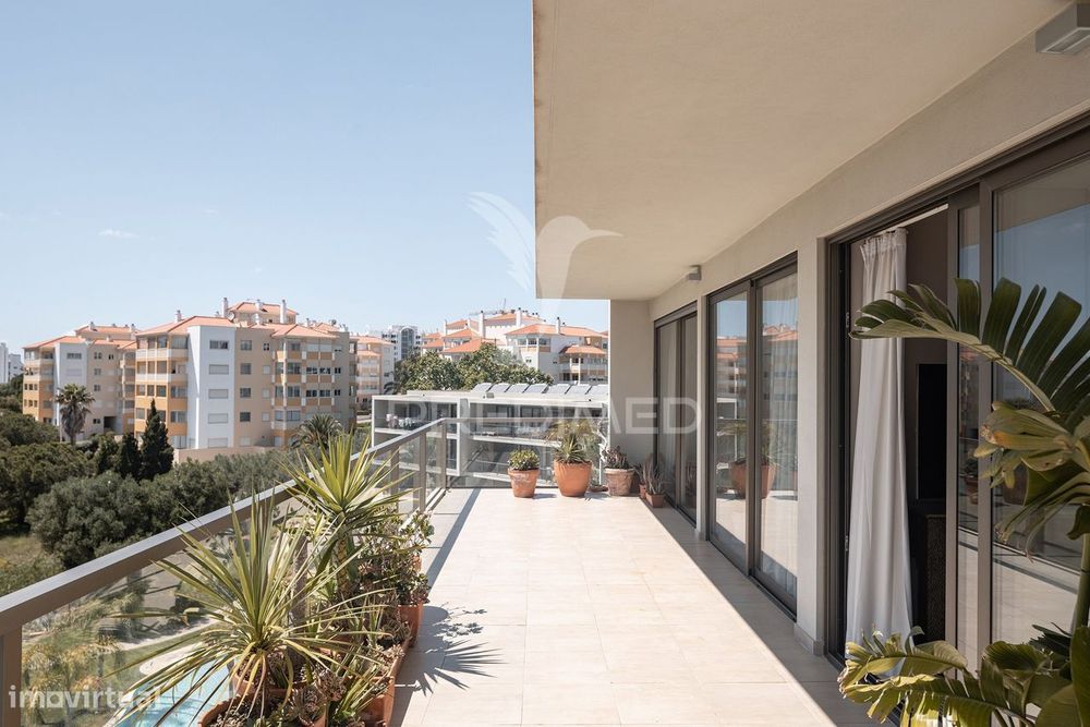 Top-floor apartment with sea view, 2 minutes from the beach | Exclusive condominium