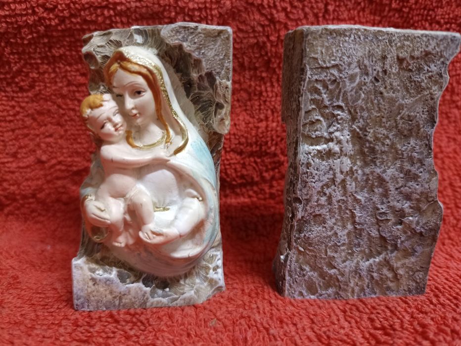 Estatueta mãe imitação pedra