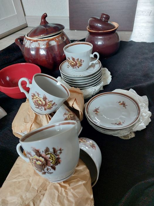 Посуда кухонная разная:тарелки,Кастрюли и др