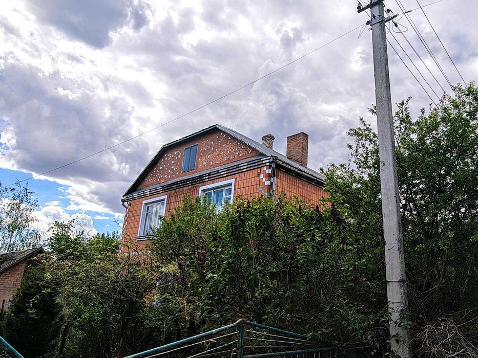 Надзвичайно добротний цегляний будинок в районі ДЕУ-райлікарня