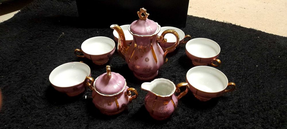 Serviço de chá lilás em cerâmica fina.