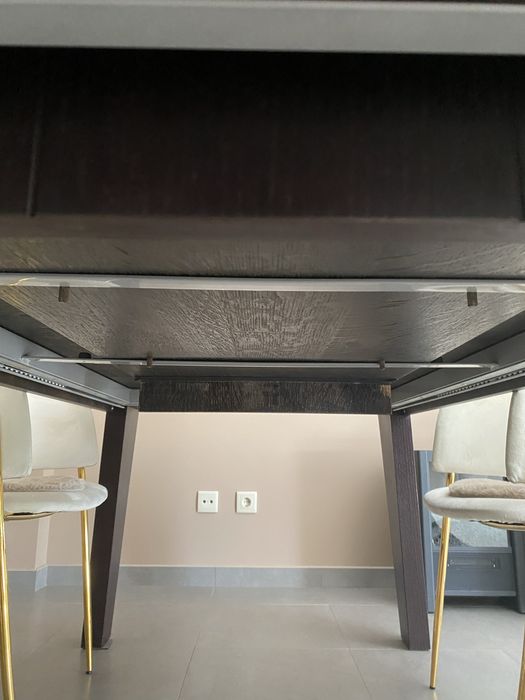 Mesa de refeicoes em madeira maciça ( carvalho escuro) marca Interforma