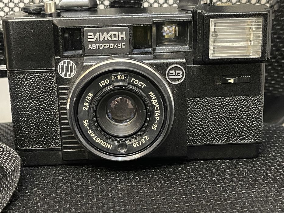 фотоаппарат Эликон-автофокус производства СССР, оснащенный объективом Industar-95 2.8/38.