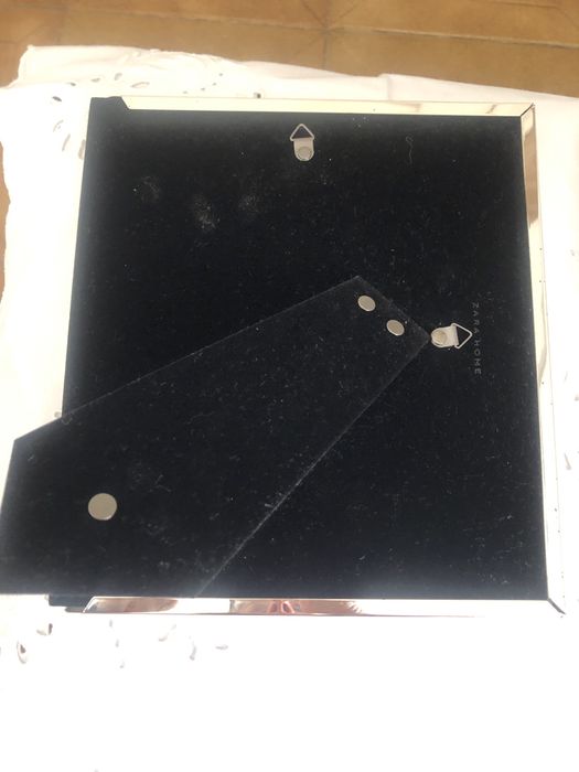 Moldura Metálica Zara para 4 fotografias, para mesa ou parede.