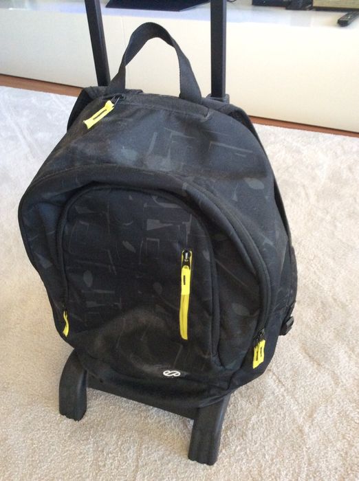 Mochila trolei preta para a escola