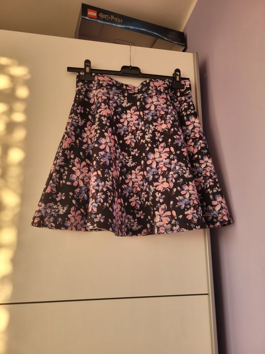 Mini spódniczka czarna w kwiaty S 36