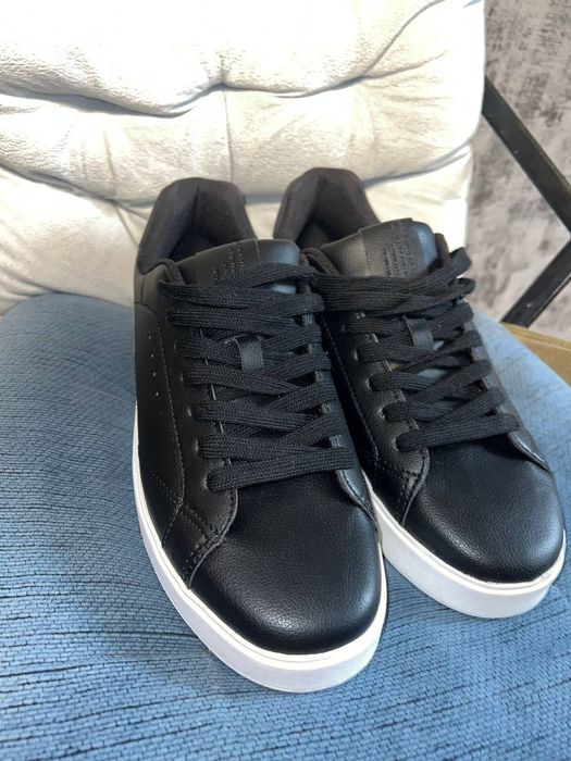 Продам мужские кроссовки PULL & BEAR 42